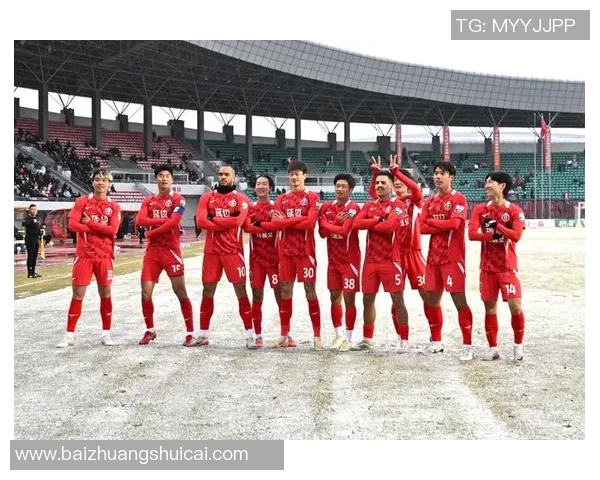 足球明星在赛场上的伤感瞬间与背后故事的深情回顾