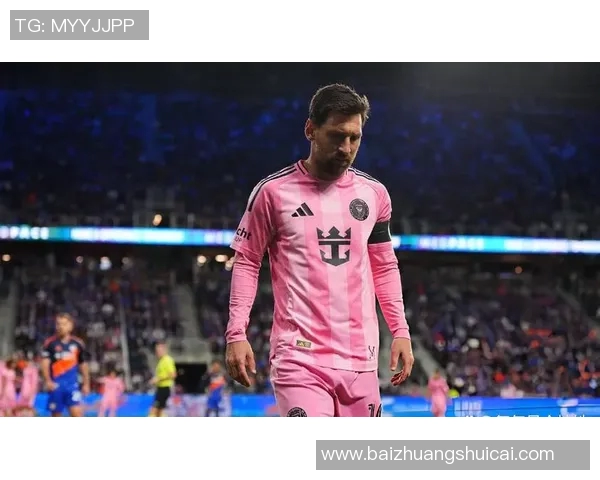 足球明星进球后化身射手展现精准箭术引发全场欢呼与惊叹