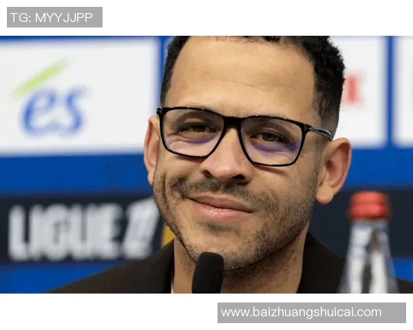 足球明星眼镜框的时尚潮流与运动风格完美结合的魅力解析 足球明星眼镜框的时尚潮流与运动风格完美结合的魅力解析