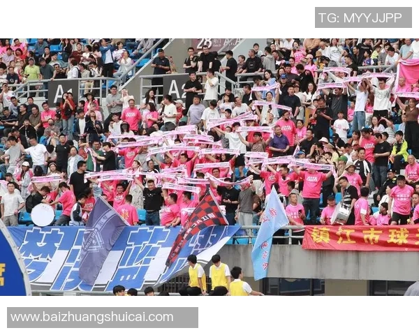 足球明星签名会现场热烈进行球迷们欢呼雀跃与偶像亲密互动